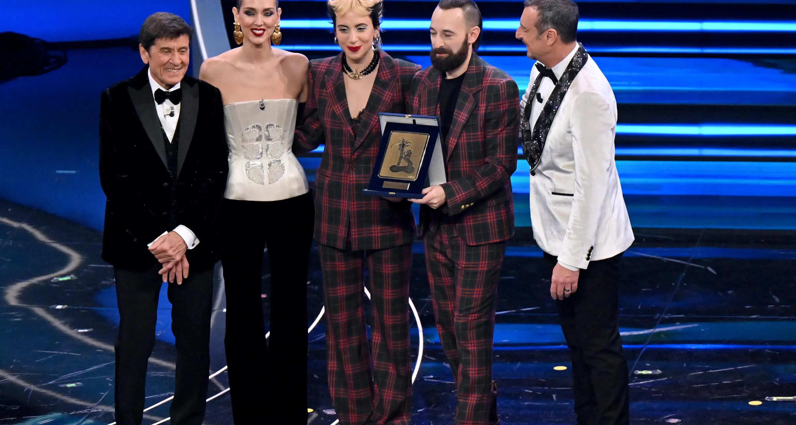 Sanremo, la critica a Colapesce Dimartino. Premiati anche Coma Cose e Mengoni