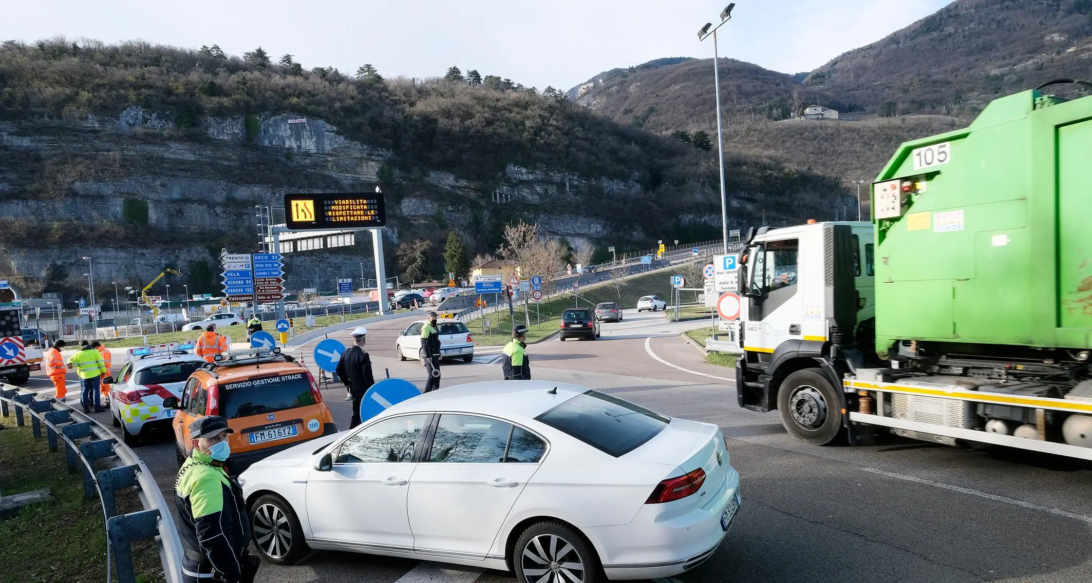 Lavori al viadotto di Montevideo: anche oggi code chilometriche e pesanti disagi