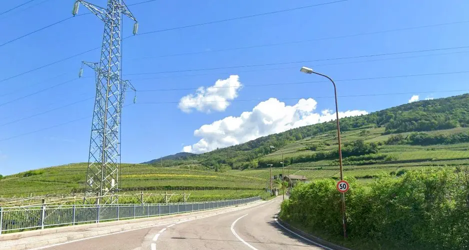 Ciclista di 14 anni muore a Pressano: fatale lo scontro con un'auto
