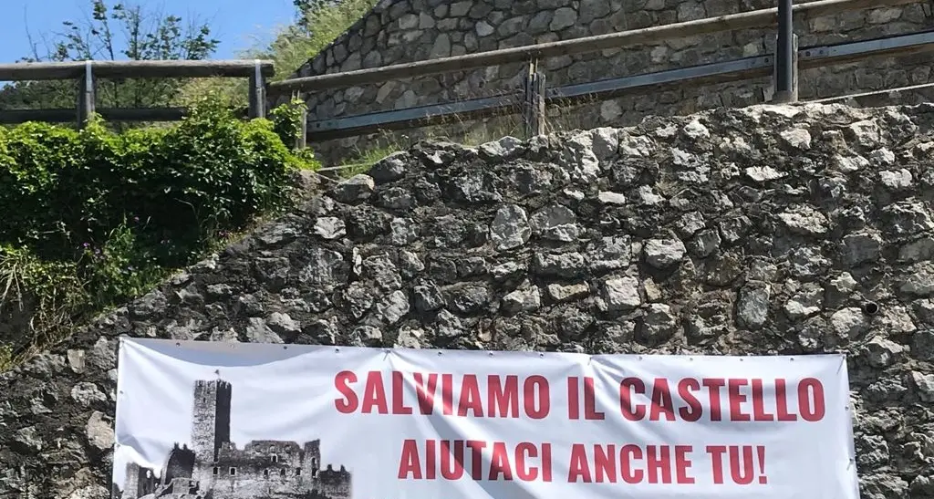 Tre anni dal crollo del castello, Drena chiede aiuto alla Provincia, ma lancia una «colletta» pubblica per finanziare i lavori