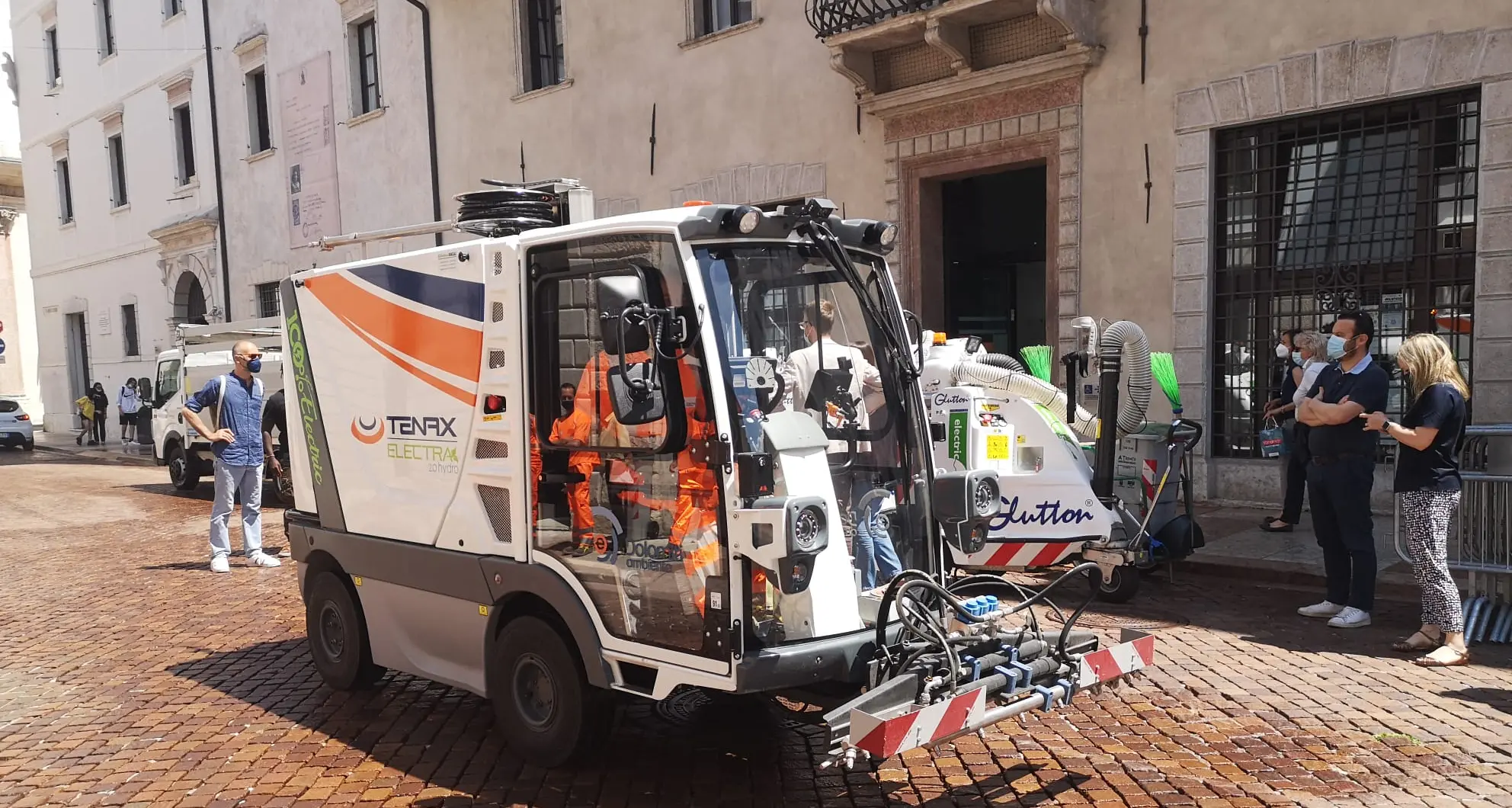 Strade e marciapedi puliti: a Trento mini-aspiratrici, una lavastrade elettrica, 5 addetti in più (ma solo in centro e alle Albere)