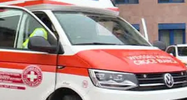 Bambino di 10 anni rischia di soffocare per una caramella: salvato a Egna