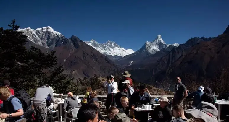 Frode sull'Everest, turisti avvelenati per falsi soccorsi: coinvolti 4.800 alpinisti tra il 2022 e il 2025