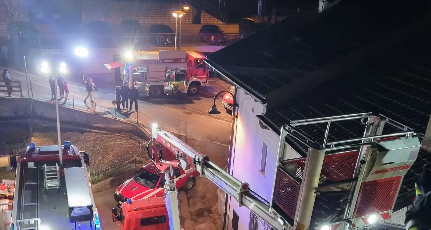 A fuoco una canna fumaria e parte del tetto, serata di paura nella zona di Folgaria