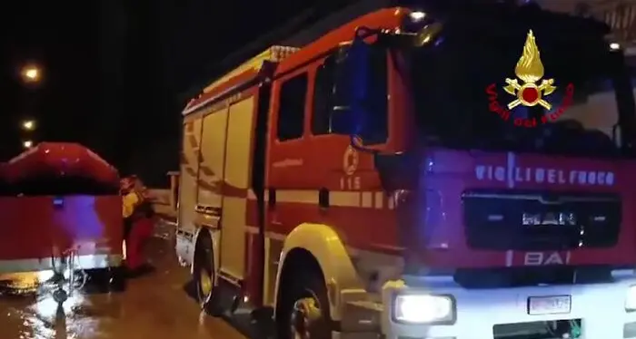 Escono di strada col furgone e si ribaltano dopo lo schianto contro il guardrail