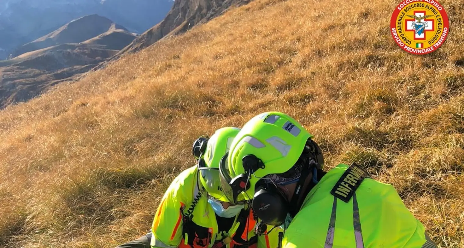 Precipita con il parapendio al Col Rodella: raggiunto dal Soccorso Alpino, trasferito in elicottero