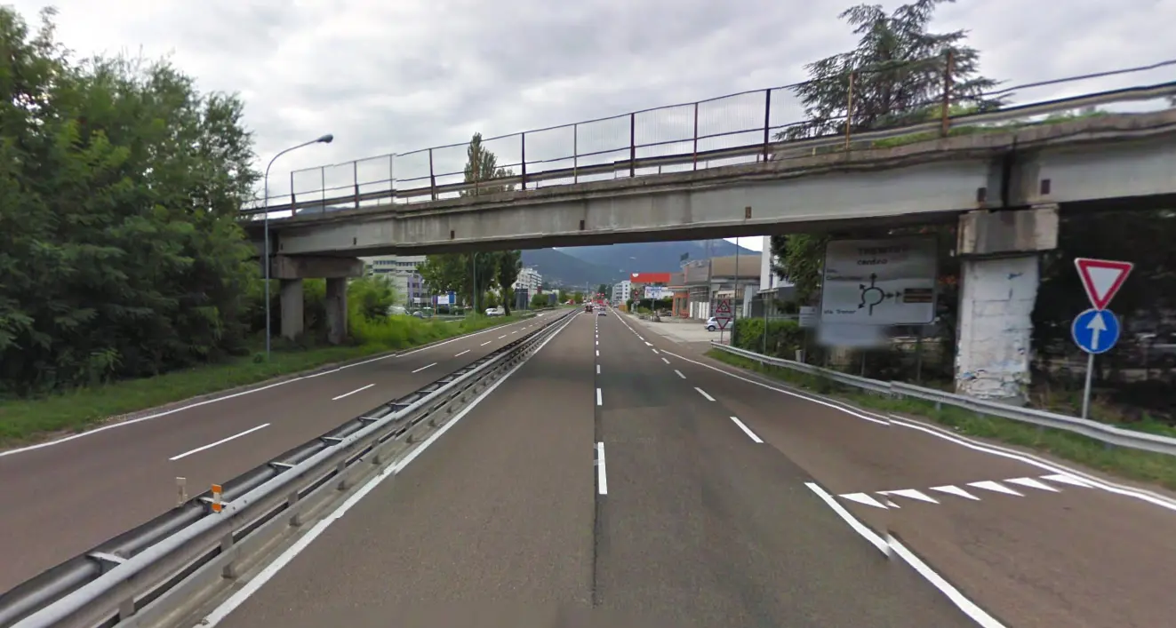 Il viadotto sopra via Brennero perde i pezzi: intervento urgente, ma entro pochi anni va rifatto tutto lo «spaghettone» fra Bren Center e Canova