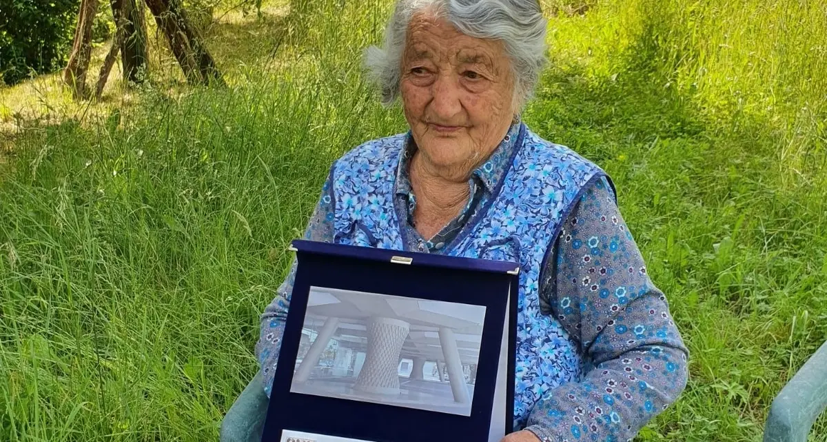 Maria Menegol, di Novaledo, a 90 anni si prende ancora cura da sola della sua mucca