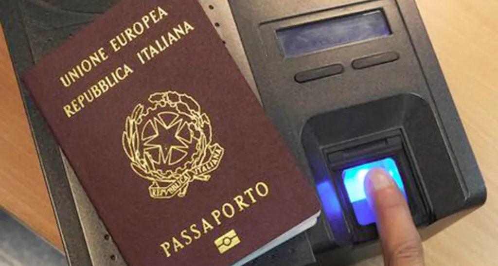 Ufficio passaporti in tilt: impossibile ottenere i documenti, «si accettano solo pratiche di comprovata urgenza»
