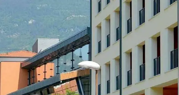 La denuncia di Parolari: «Alla Rsa de Tschiderer è vietato stare durante il pasto del proprio familiare»