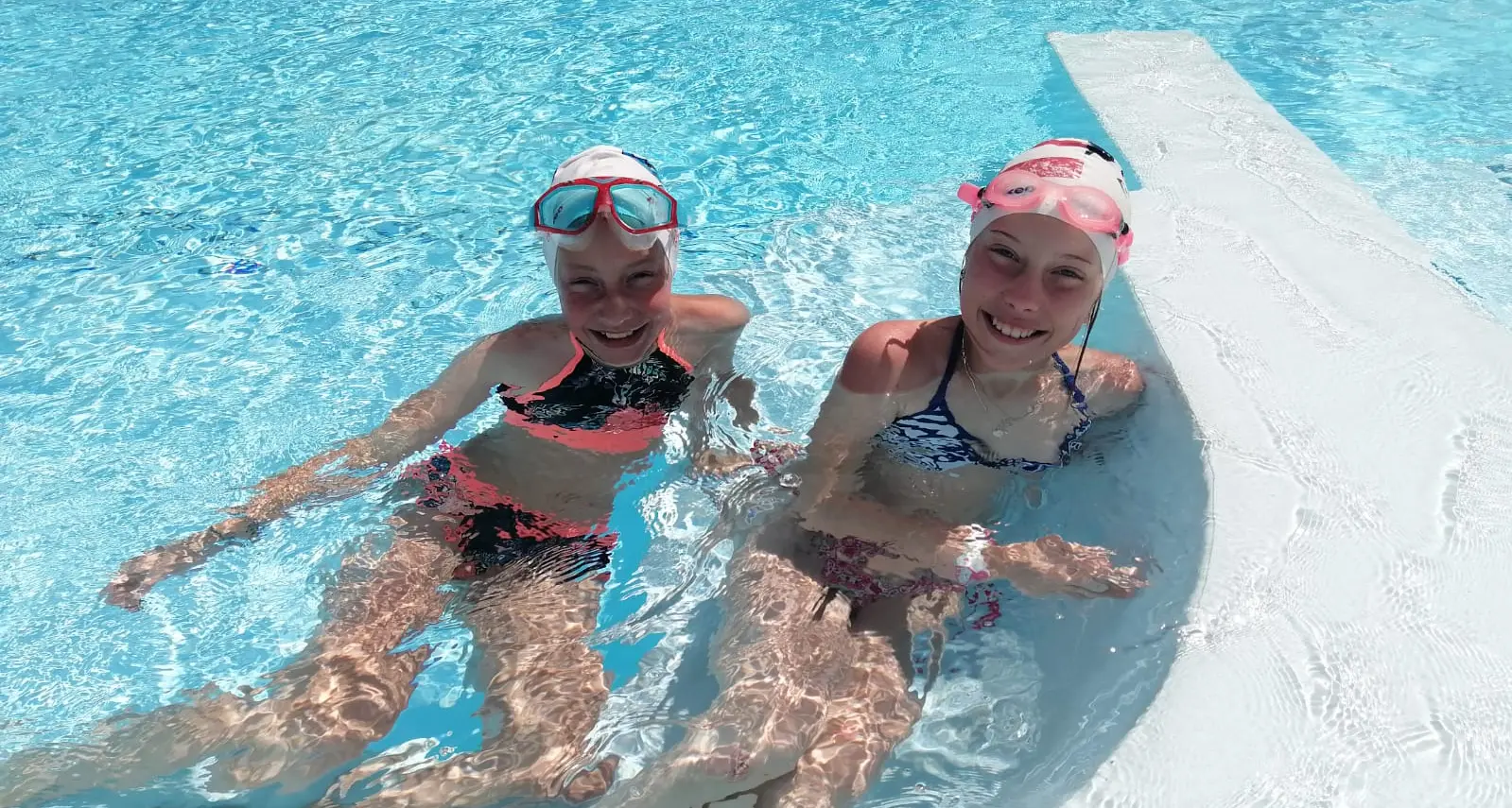 Ecco le bambine che hanno salvato il piccolo Maicol in piscina a Molveno