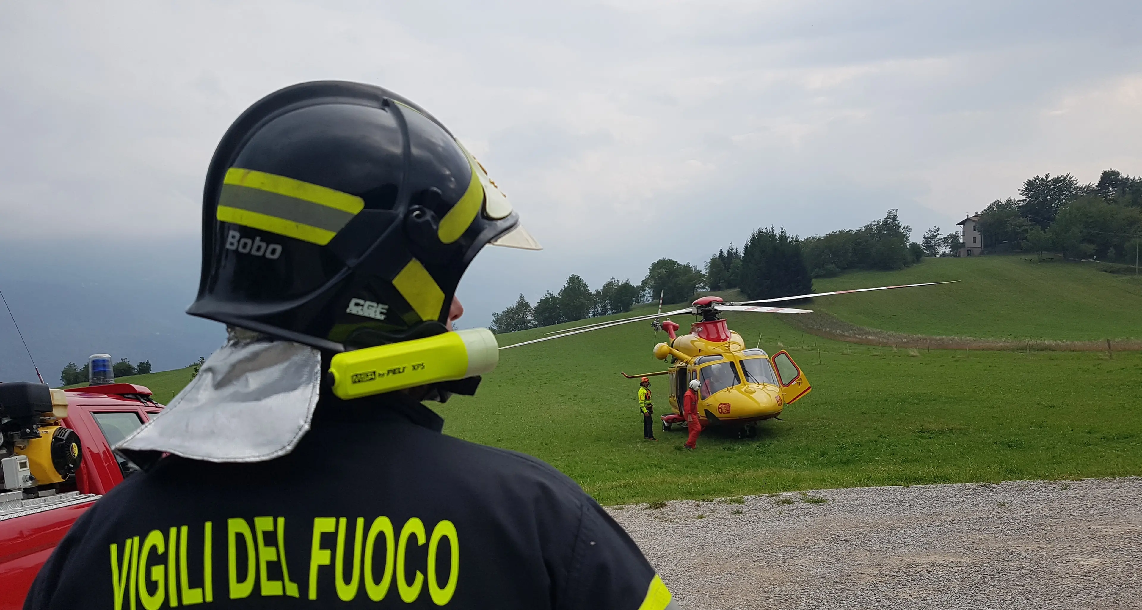 Cade dal ciliegio che stava potando: un volo di sei metri con la motosega in mano, è gravissimo