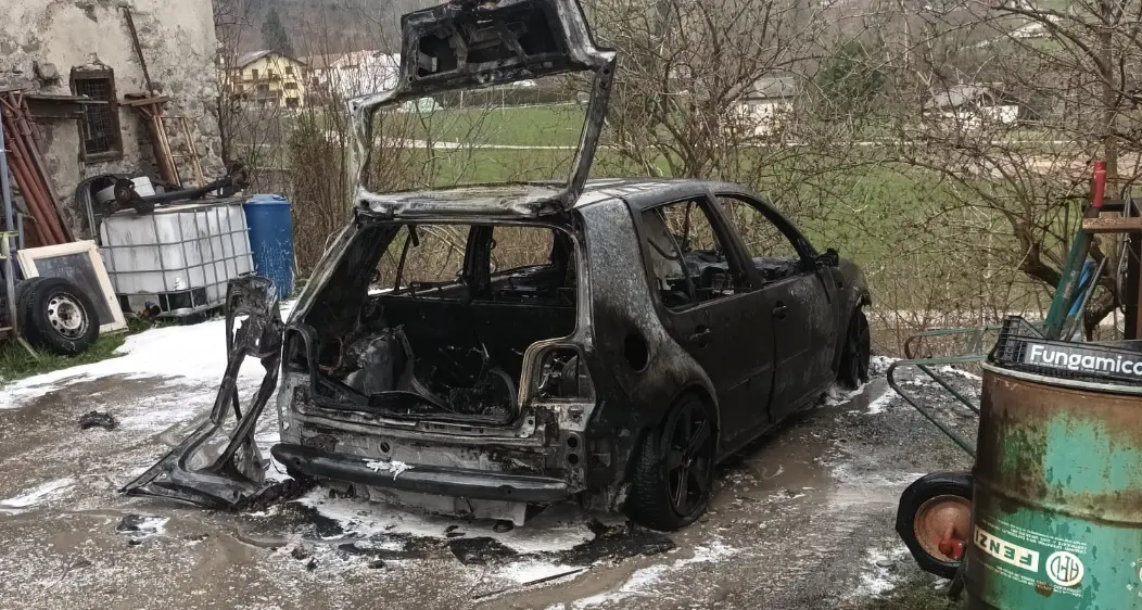 Torcegno, auto in fiamme appena parcheggiata: nessun ferito
