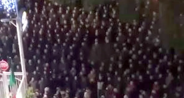 La commemorazione della strage di Acca Larentia: braccia tese e saluti romani