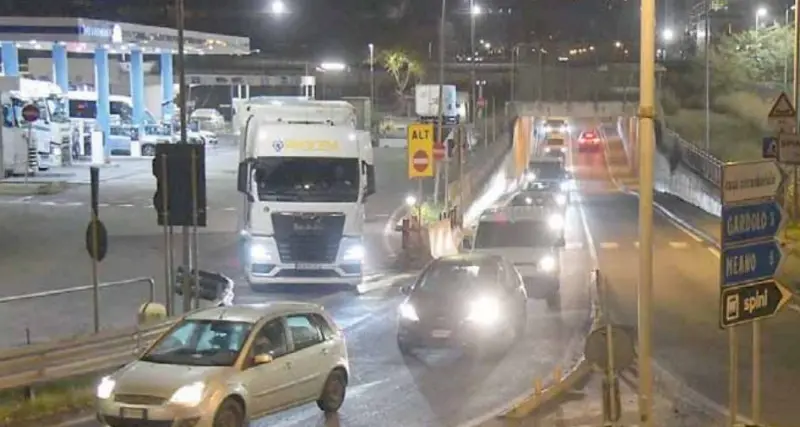 Rotatoria di Spini in ostaggio del traffico per colpa di chi fa rifornimento