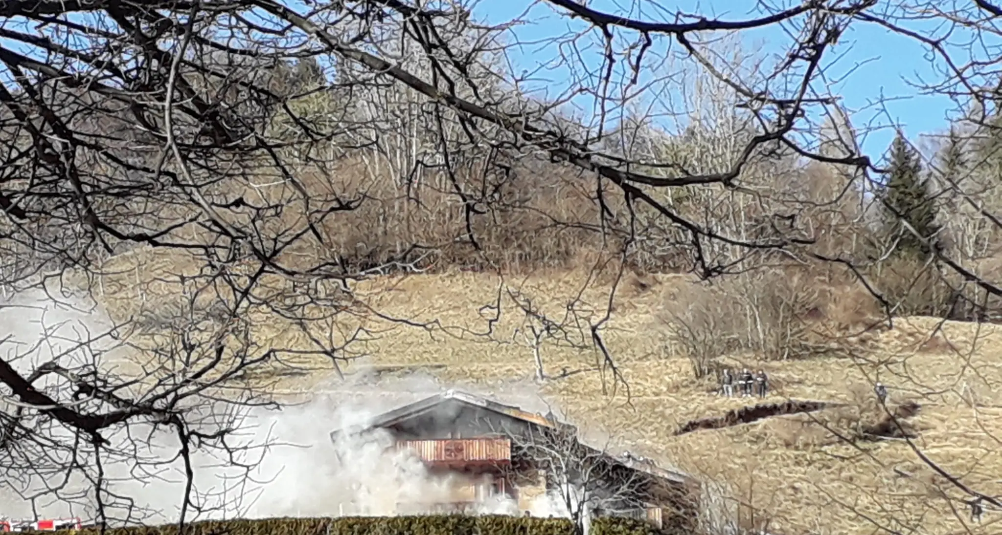 Incendio a Tiarno di Sopra, in fiamme una casa, soccorsi in corso