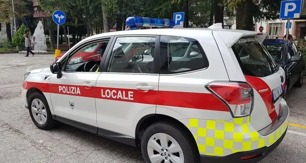 Contrasto alla criminalità: due agenti a piedi e armati a tutela di chi vive e lavora in centro storico