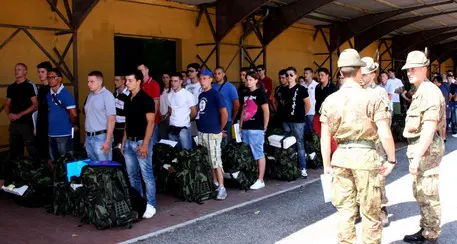 La Russa vuole il ritorno del servizio militare: ecco come funzionerà la mini naja di 40 giorni