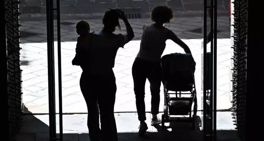 La Corte di Strasburgo: «L'Italia può togliere la seconda madre dal certificato di nascita»