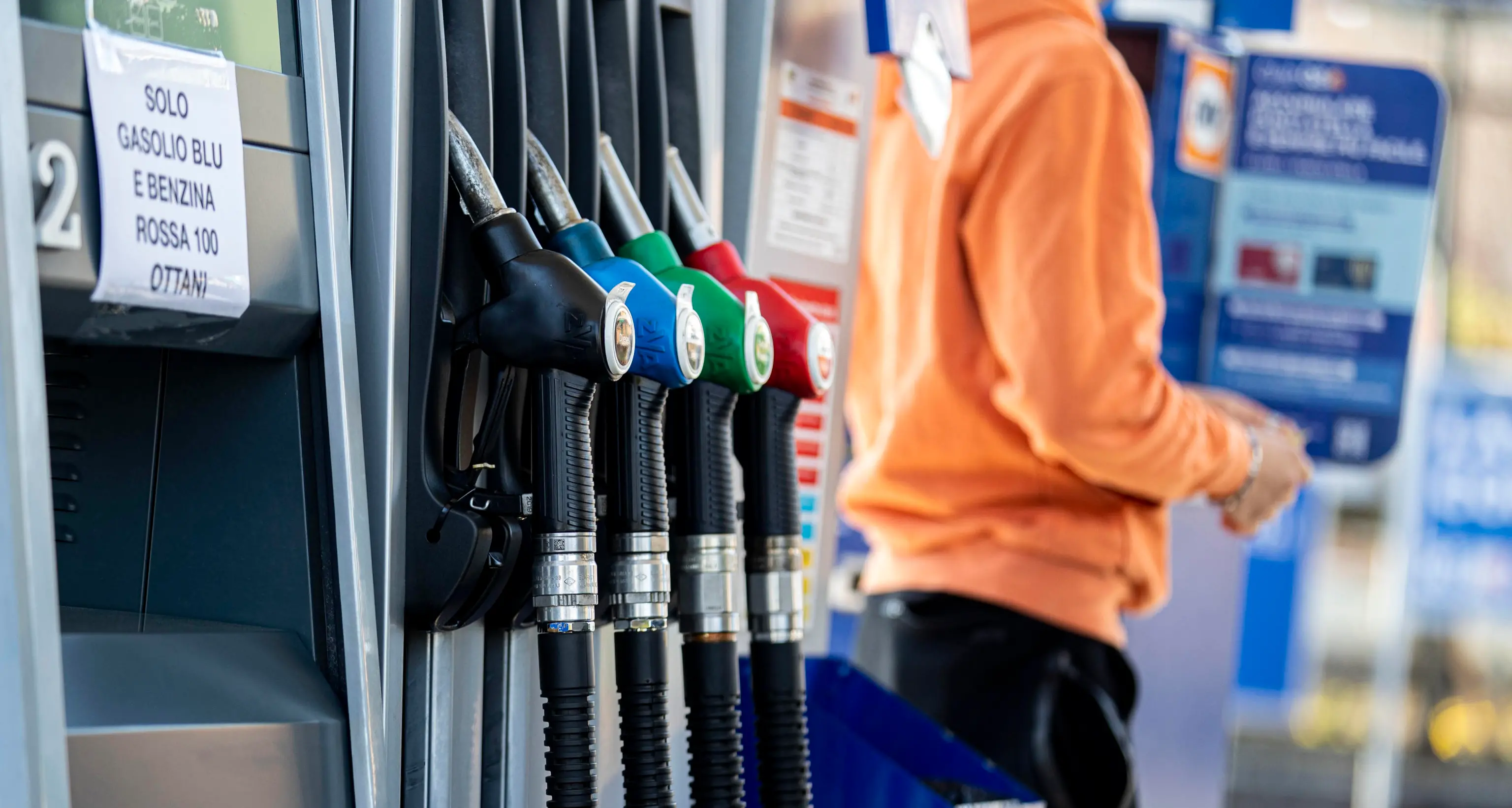 Caro carburanti: dal governo taglio delle accise per 25 centesimi al litro (ma solo fino ad aprile)