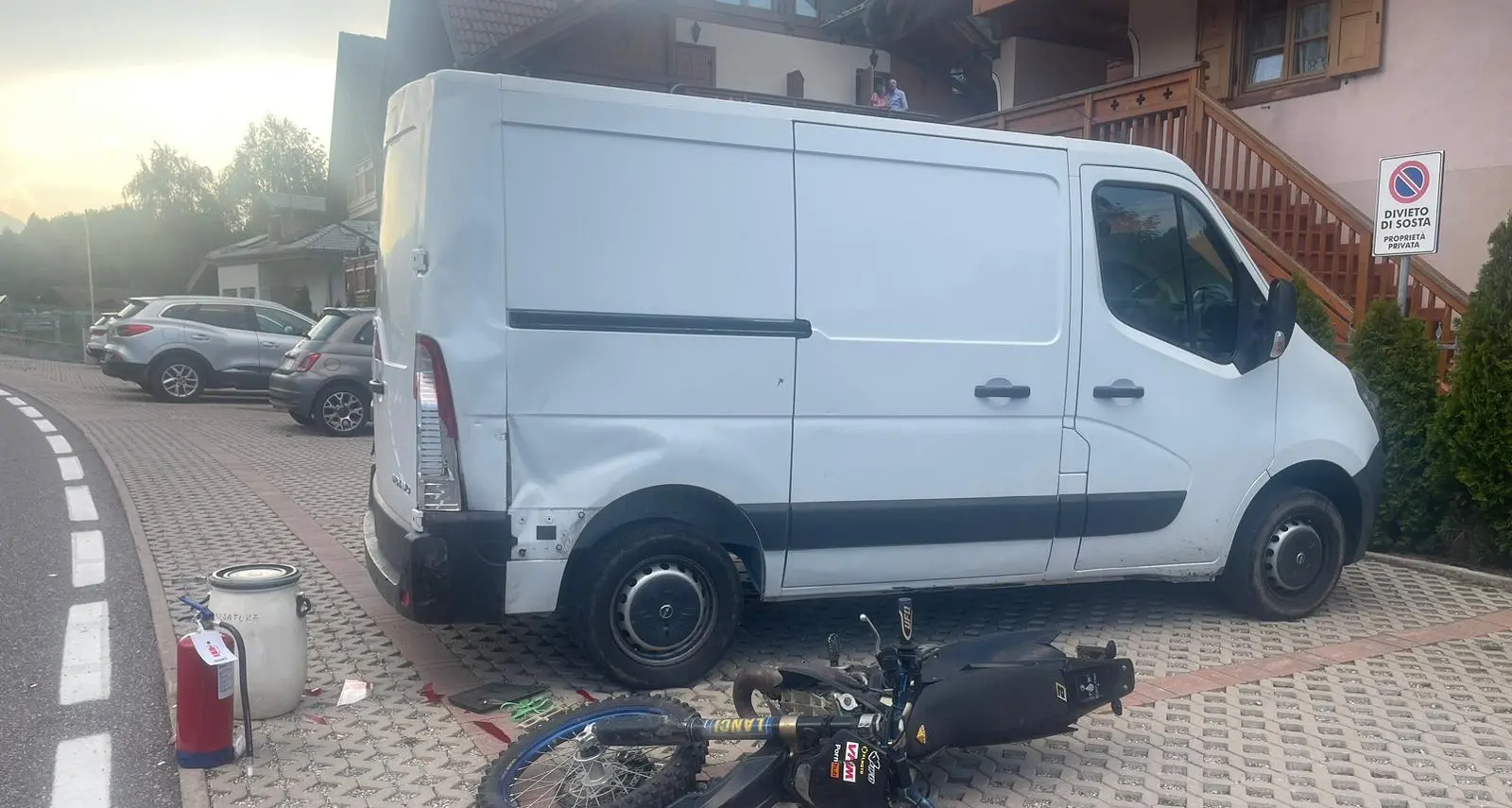 Si schianta con la moto da cross contro un furgone parcheggiato: grave un ragazzo di Dimaro
