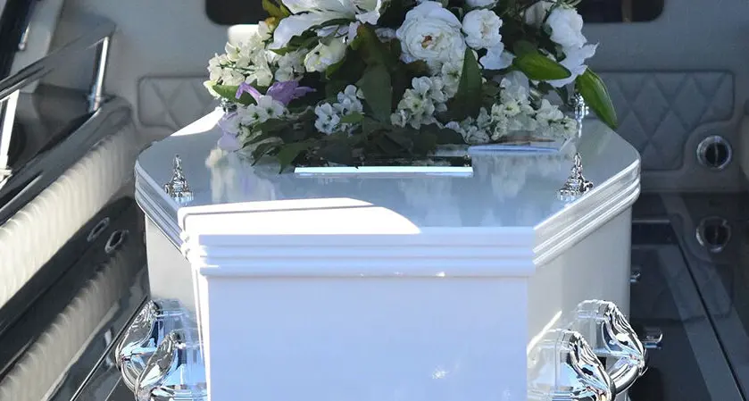 Bolli, nulla osta, burocrazia e complicazioni, l’odissea di una famiglia per seppellire il papà, morto 22 giorni fa mentre era in vacanza al mare