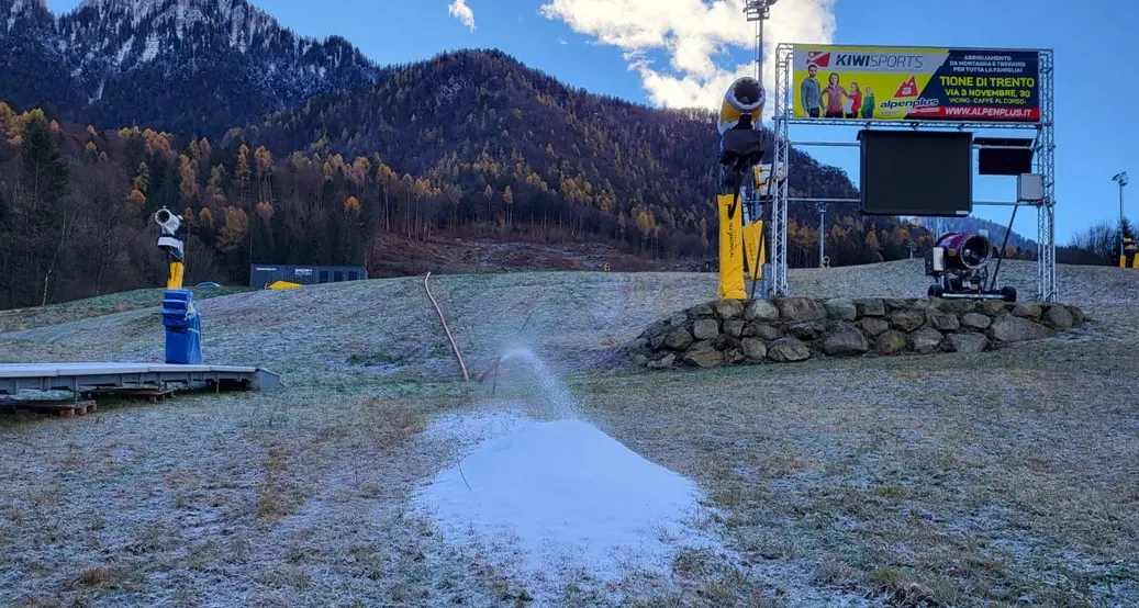 Bolbeno, in funzione la macchina che produce neve artificiale anche senza il freddo