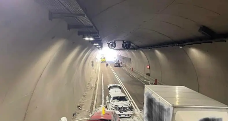 Scontro in galleria a Taio, auto in fiamme, sfiorata la tragedia