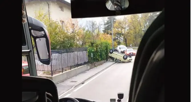 La Panda sbanda e si rovescia contro la rete di una casa, paura a Mesiano