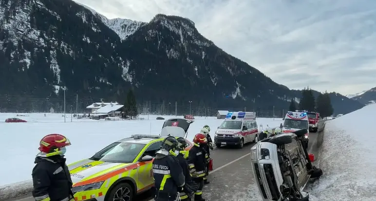 Strada ghiacciata, l’auto esce dalla carreggiata e sic ribalta, due feriti a Mazzin