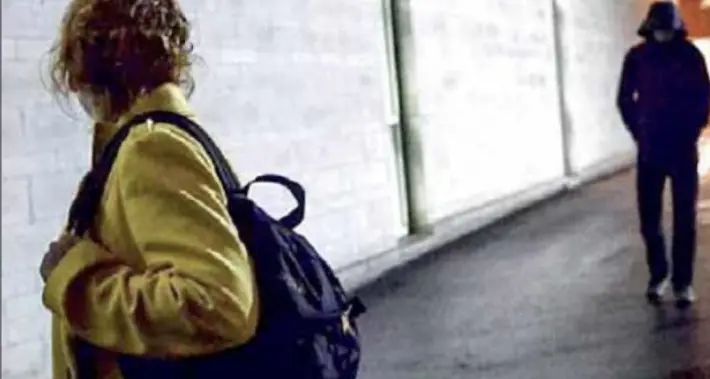 Si finge operatore sociale, ma è uno stalker: denunciato da madre e figlia