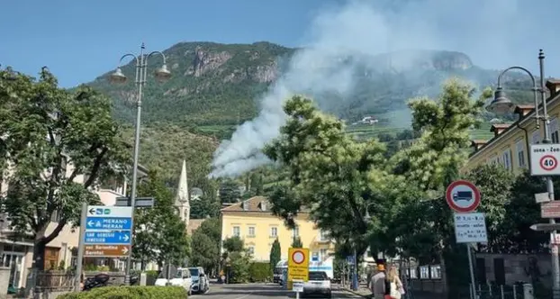 Bolzano, in fiamme la collina del Guncina, a due passi dal centro città