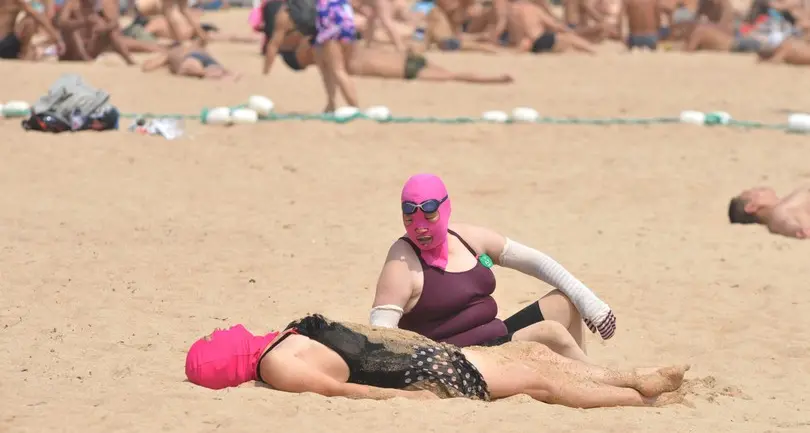 Caldo record, nelle spiagge cinesi spopola il “facekini” per proteggere la pelle