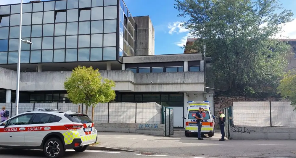 Colpisce la moglie a sprangate, salvata dai passanti: l’uomo fermato dalla polizia