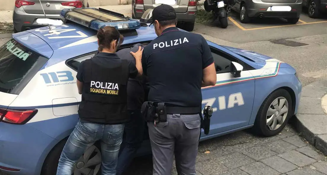 Il tossicodipendente trentino arrestato per estorsione e tre rapine: minacciava le vittime con una siringa infetta