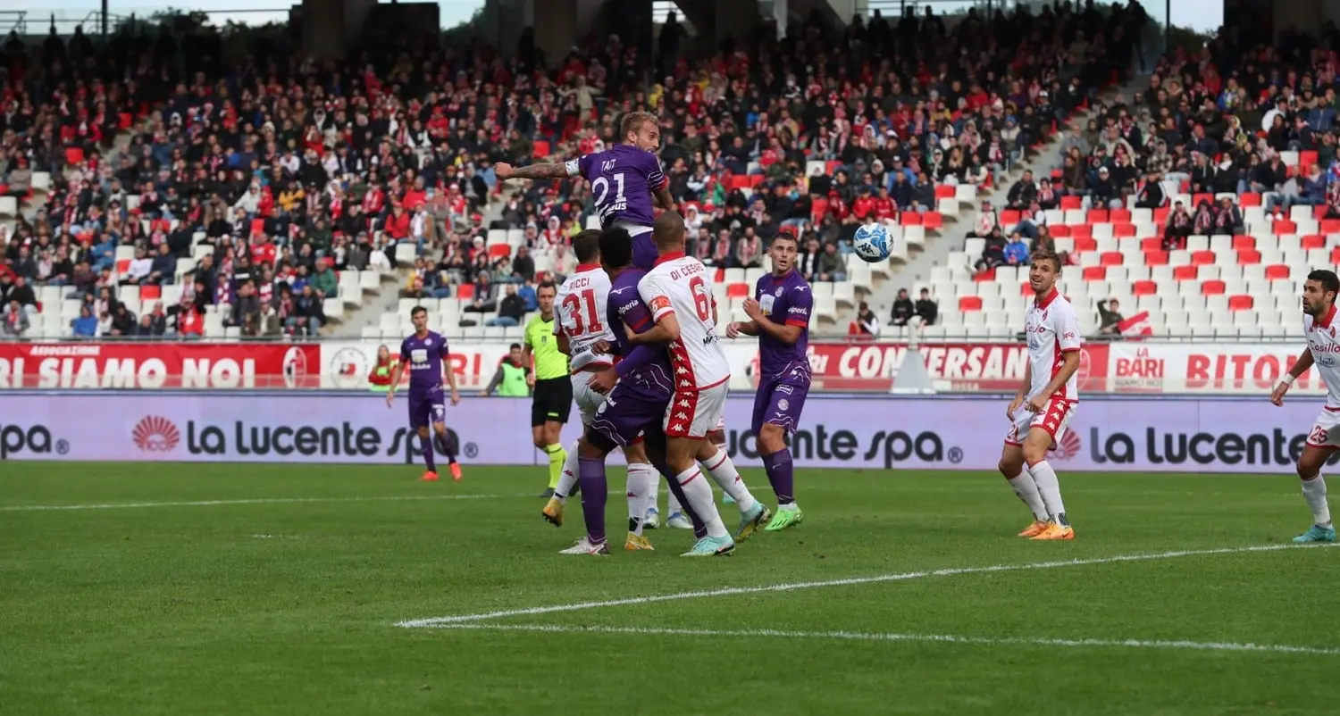 Südtirol avanti per 2-0 a Bari, poi i pugliesi pareggiano. A Tait e Odogwu rispondono Di Cesare e Salcedo