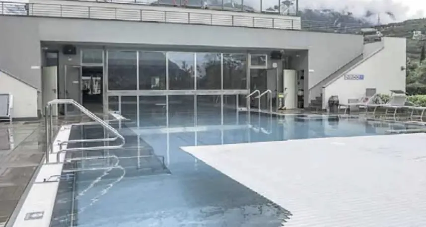 Al Garda Thermae di Linfano chiude la piscina: “50mila euro al mese, i costi sono insostenibili”