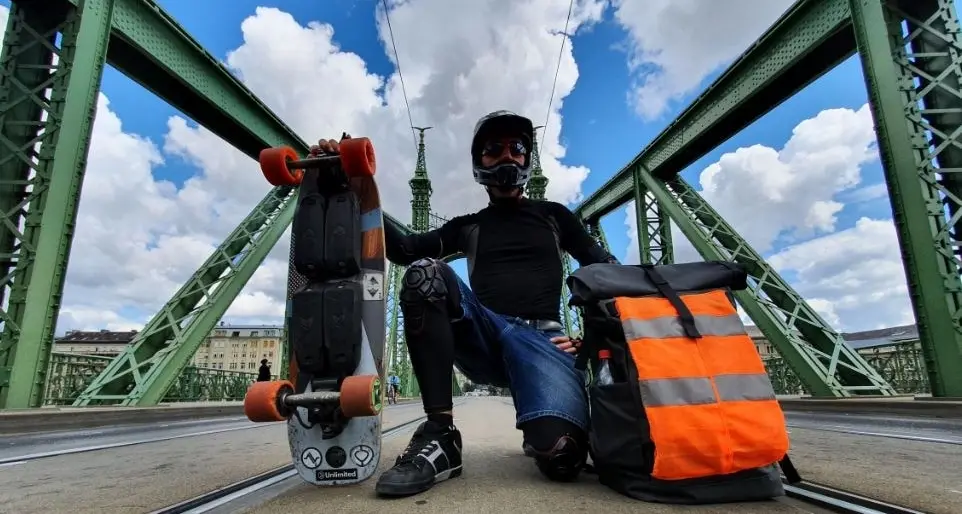 Da Trento a Budapest con uno skate elettrico: è entrato nel Guinness dei primati