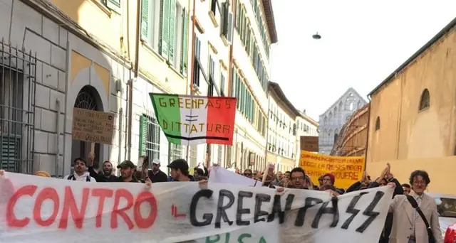 Pisa: Il presidio di protesta contro il Green pass