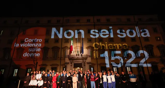 Violenza donne: slogan governo \"non sei sola, chiama il 1522\"