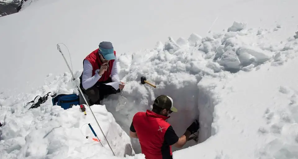 La Commissione Glaciologica Sat in Marmolada: la metà del ghiaccio di un anno fa, e in Adamello una fusione rapida forma i laghi sovraglaciali