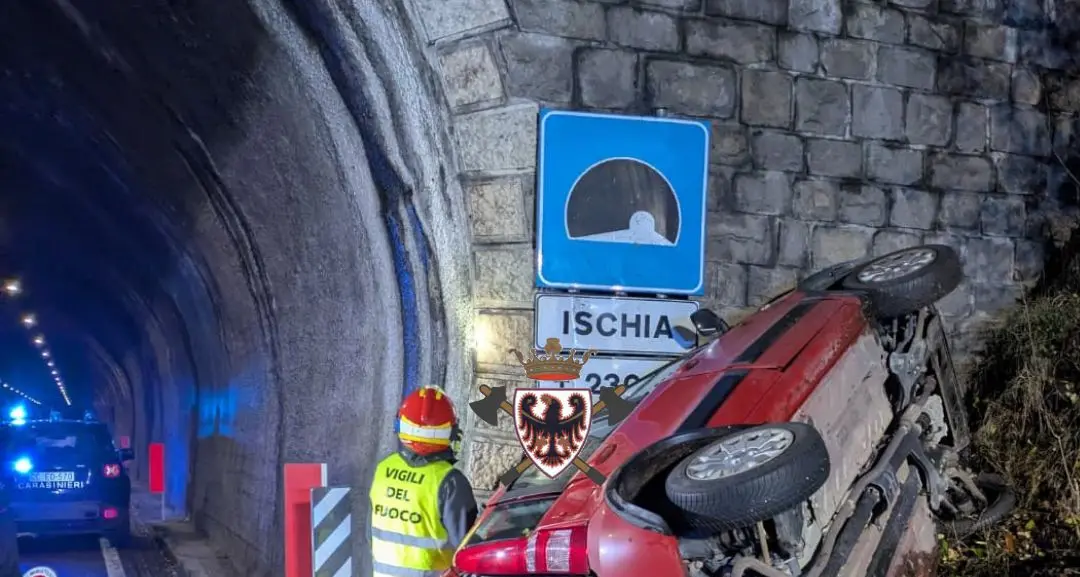 Ss47, auto si ribalta e finisce contro il muro d’accesso della galleria Ischia