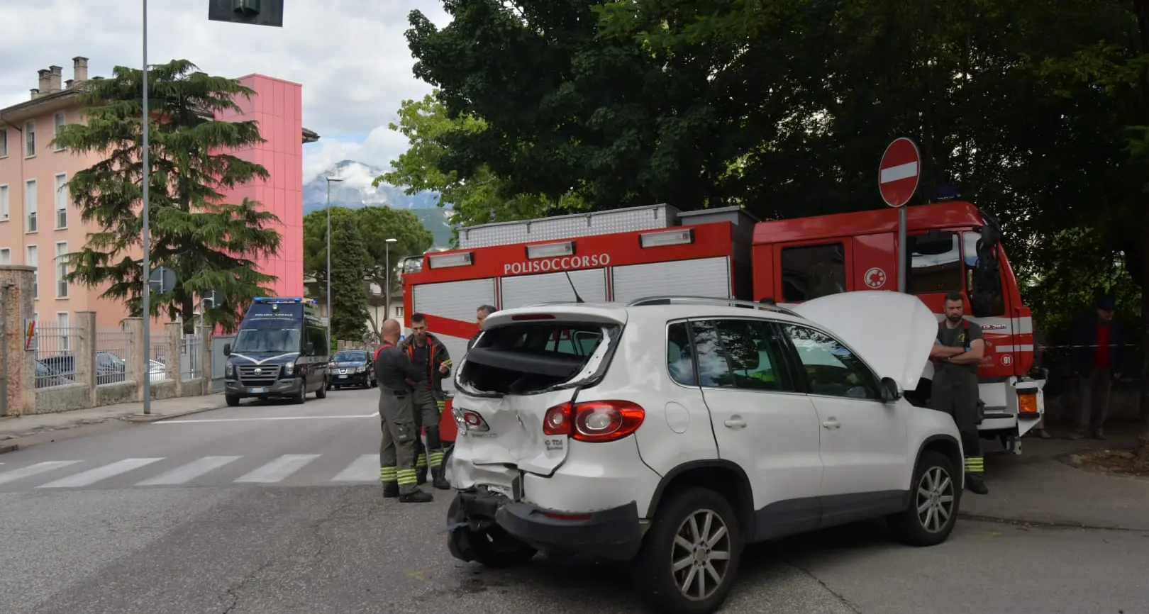 Trento: violento scontro fra via dei Mille e via Milano, due feriti e semaforo abbattuto