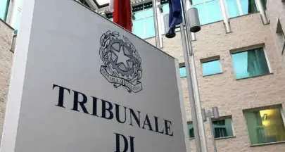 Aspetta in casa una escort, ma si presentano in quattro e lo rapinano: arrestate due donne e due uomini