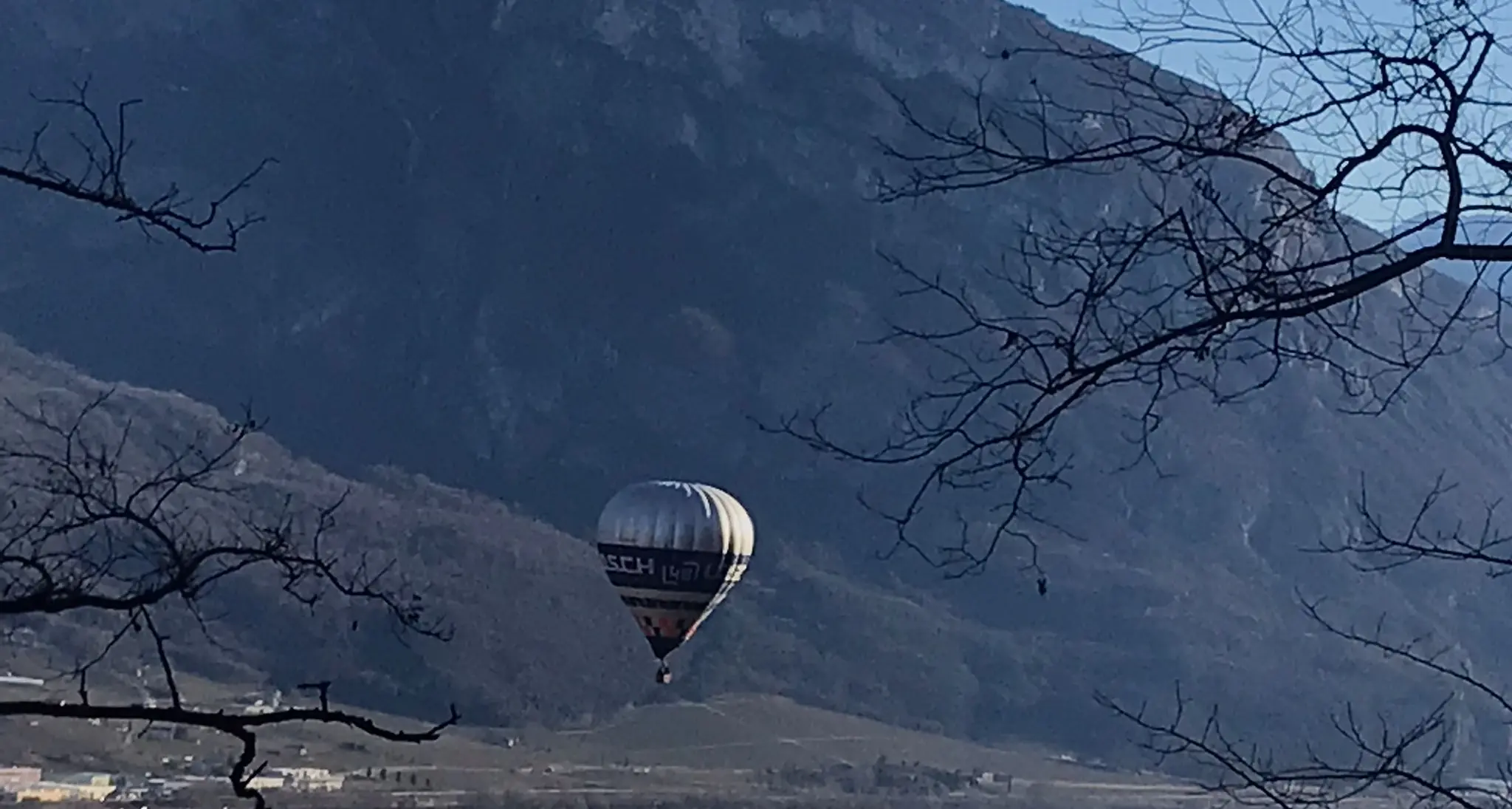 Forte vento in quota, la mongolfiera partita da Dobbiaco deve atterrare a Mattarello