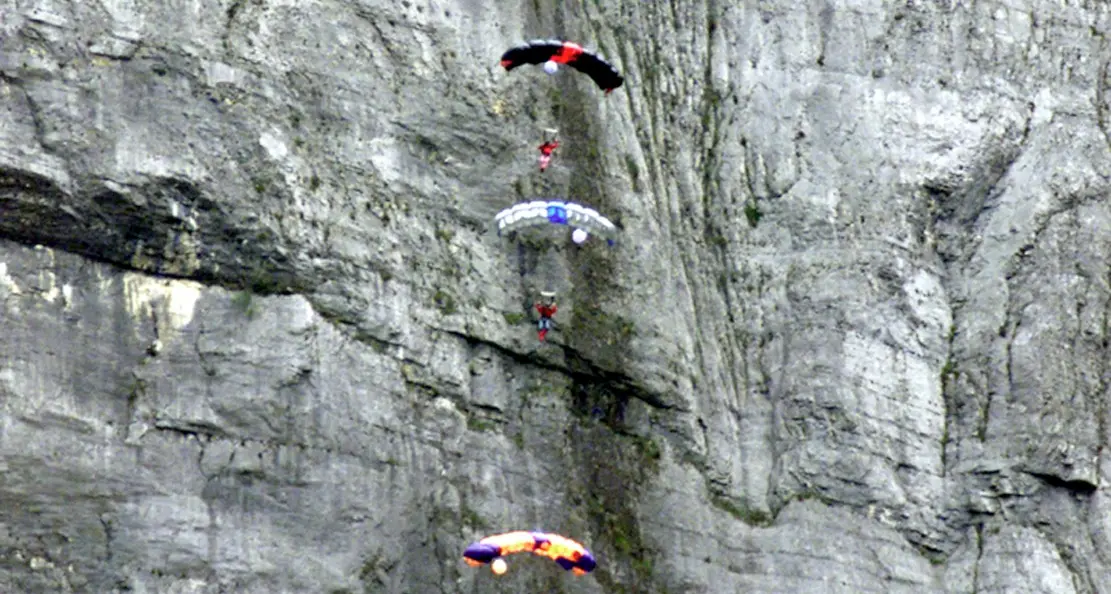 Ferita mentre arrampica in falesia: inquietante ipotesi, centrata da un base-jumper in volo
