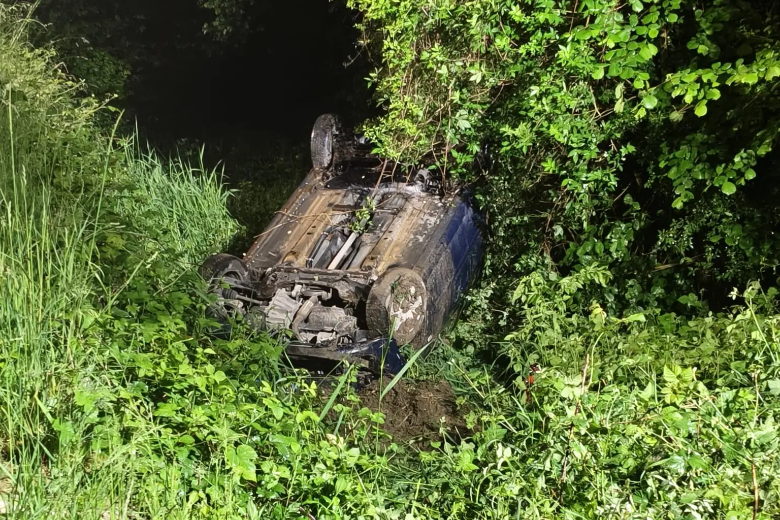 Auto fuori strada tra Vezzano e Vigolo Baselga: ferito il conducente