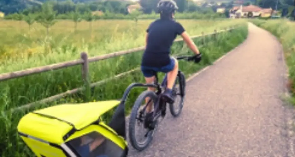 Sulla ciclabile col figlioletto nel carrello, ma poi la Trento-Malé non le fa caricare il portabimbo sul treno