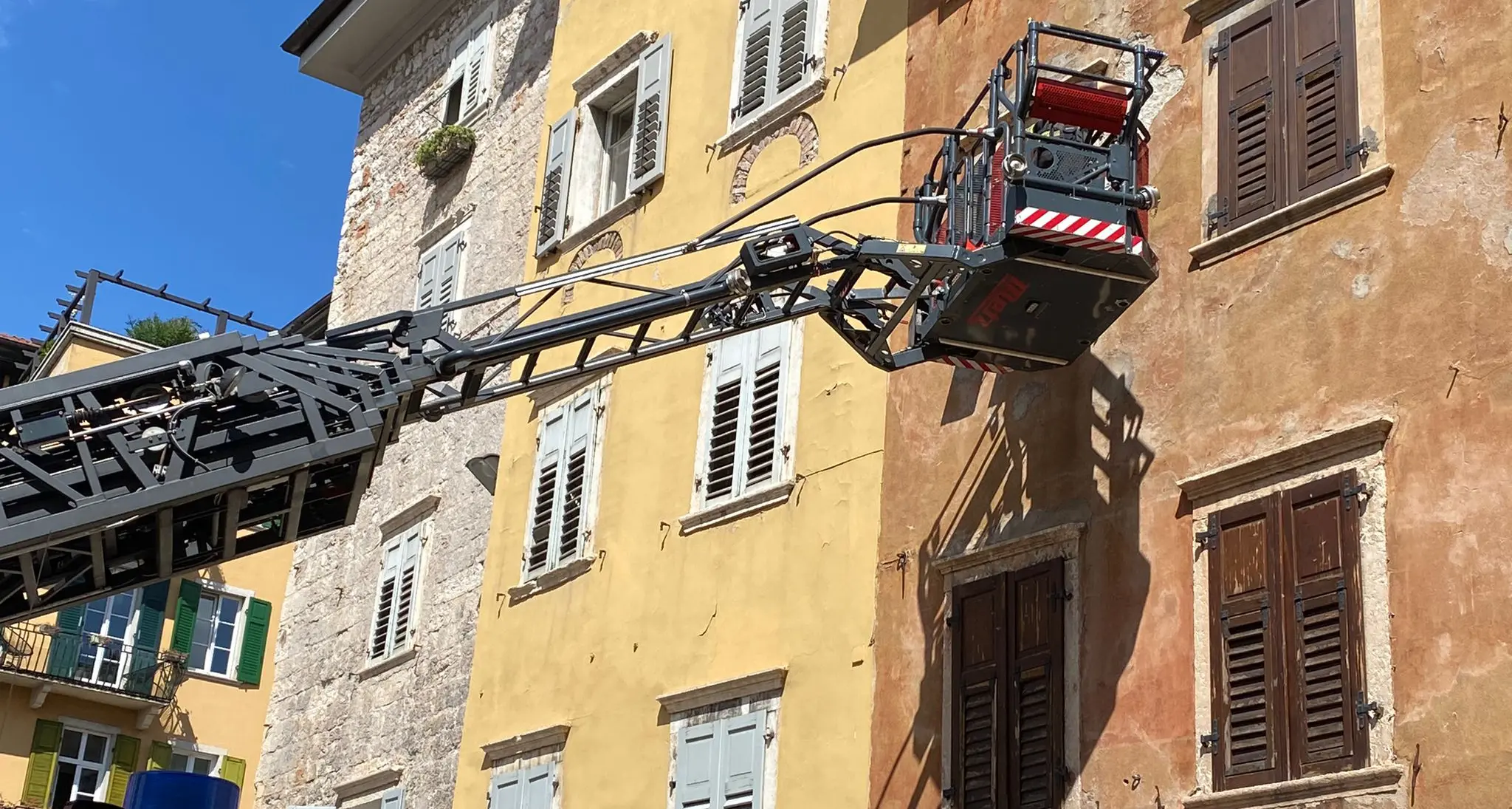 Via Cavour chiusa al traffico per l’intervento «volante» dei Vigili del fuoco su una facciata