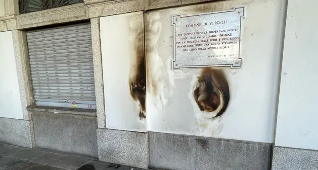 Foibe: a Vercelli bruciate corone d'alloro sotto una targa